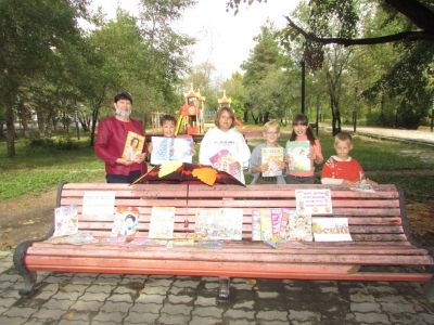 Акция читающая скамейка «Осень под книжным зонтиком»